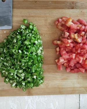 夏天开胃下饭必备--青椒西红柿的做法 步骤1
