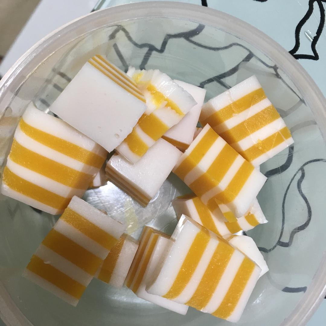 妈妈们快看，这道甜品是会跳舞的，孩子们一定喜欢！——芒果千层糕