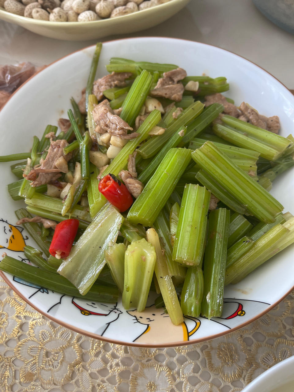 有点费米饭的芹菜炒肉