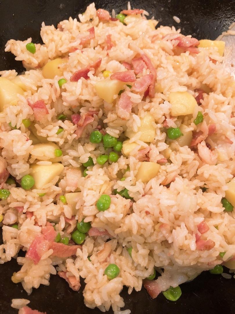 洋葱头0做的培根炒饭