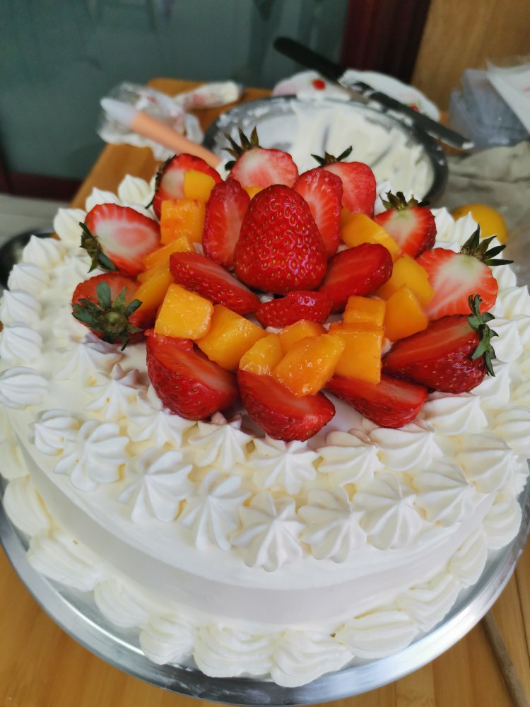 奶油草莓装饰蛋糕