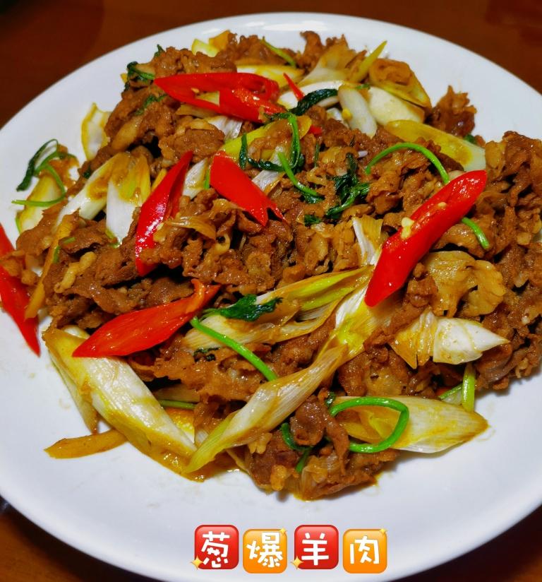 香菜根姜葱爆羊肉的做法羊肉卷加耗油生抽老抽料酒姜片拌匀腌制半小时