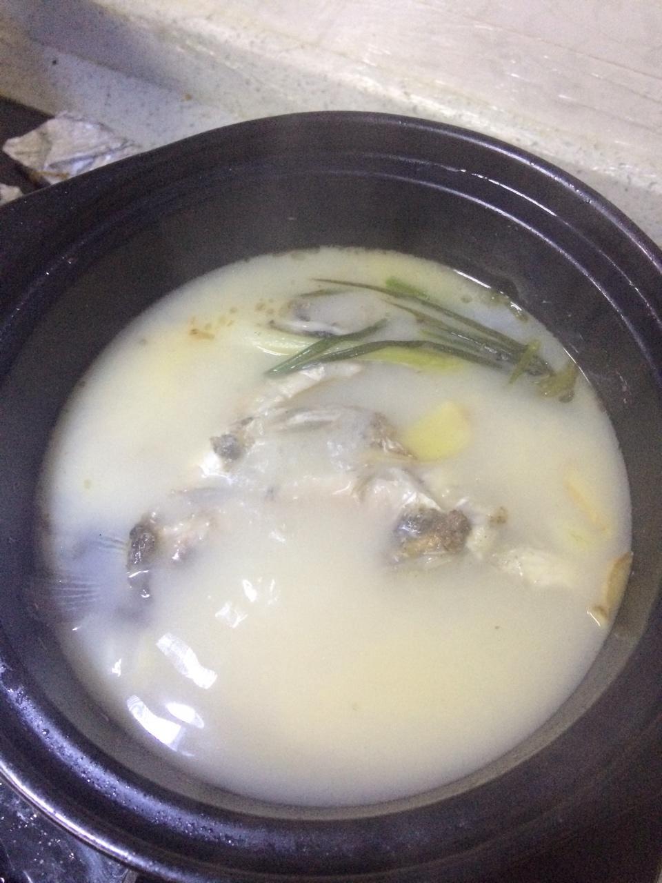 鲫鱼浓汤