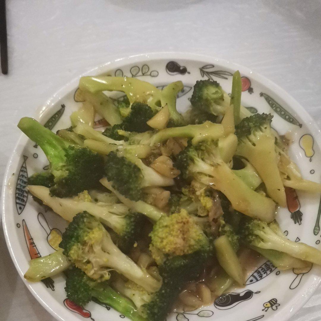 好吃到爆的耗油蒜蓉西兰花(从不修图，喜欢请关注)