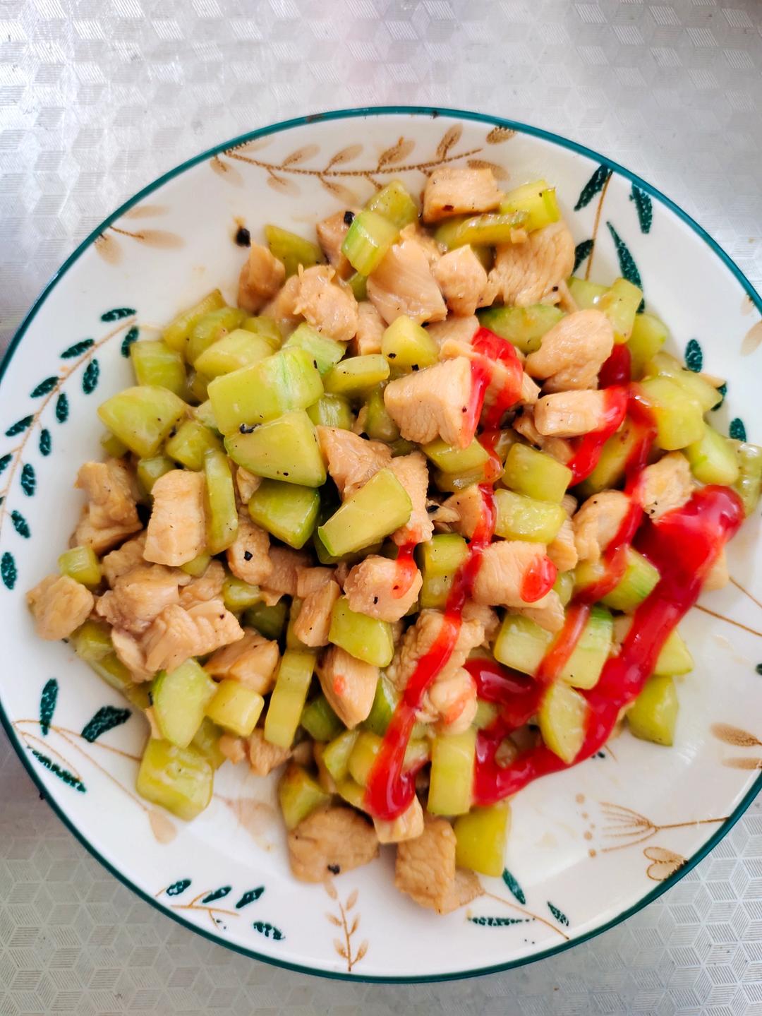 清爽解腻的黄瓜炒鸡胸肉，低脂低卡减肥食谱