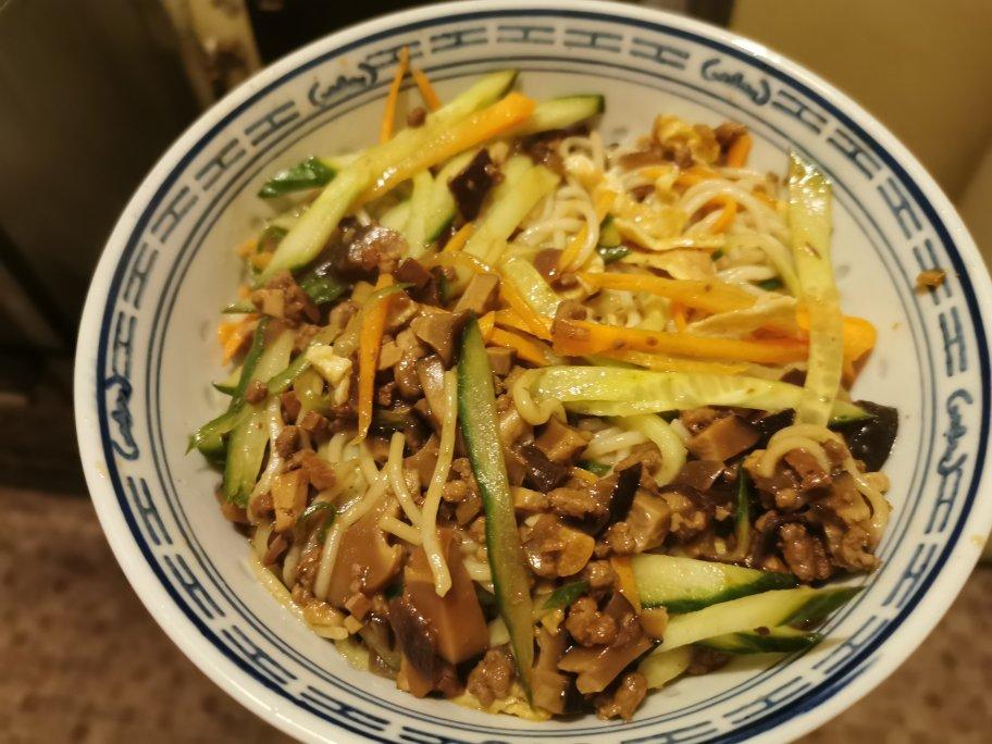 香菇肉酱面