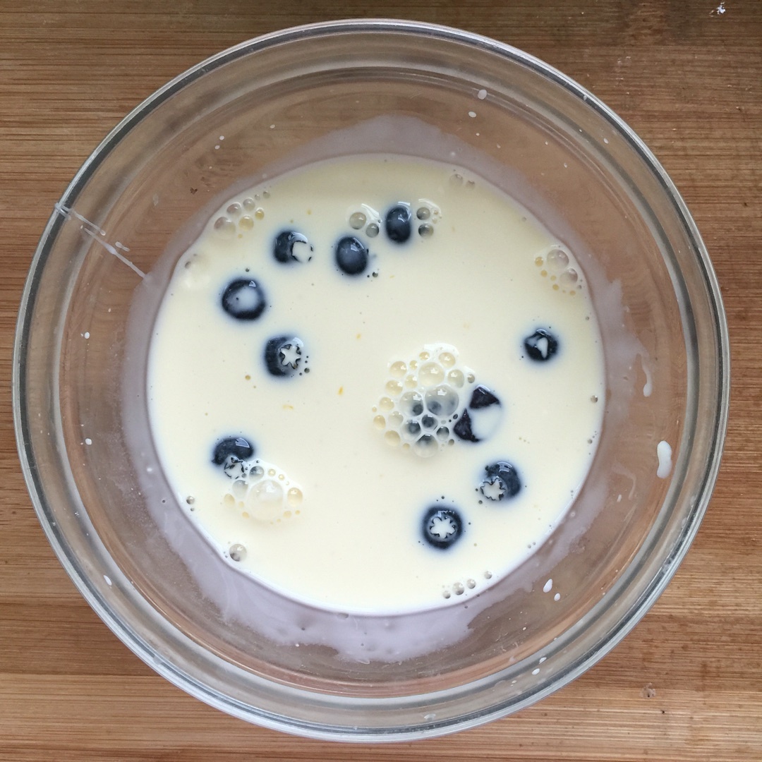 膳魔师魔法焖烧罐之蓝莓果粒冰淇淋的做法 步骤2