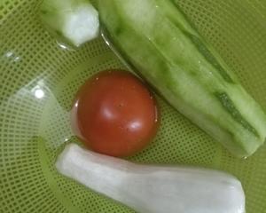 鲜到掉牙的番茄鸡蛋丝瓜杏鲍菇汤米粉～时尚白领宝妈营养工作餐的做法 步骤1