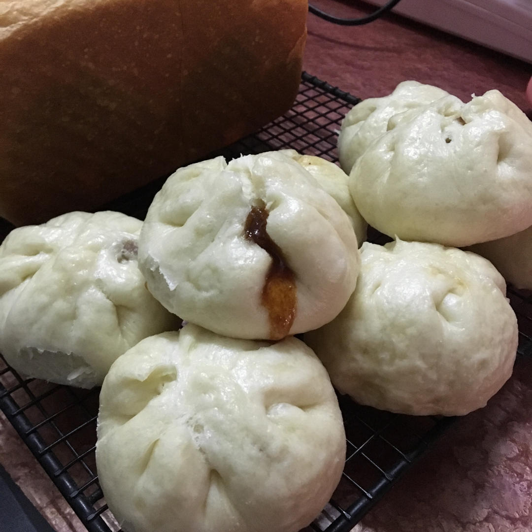 云朵般松软爆浆蜜汁叉烧包