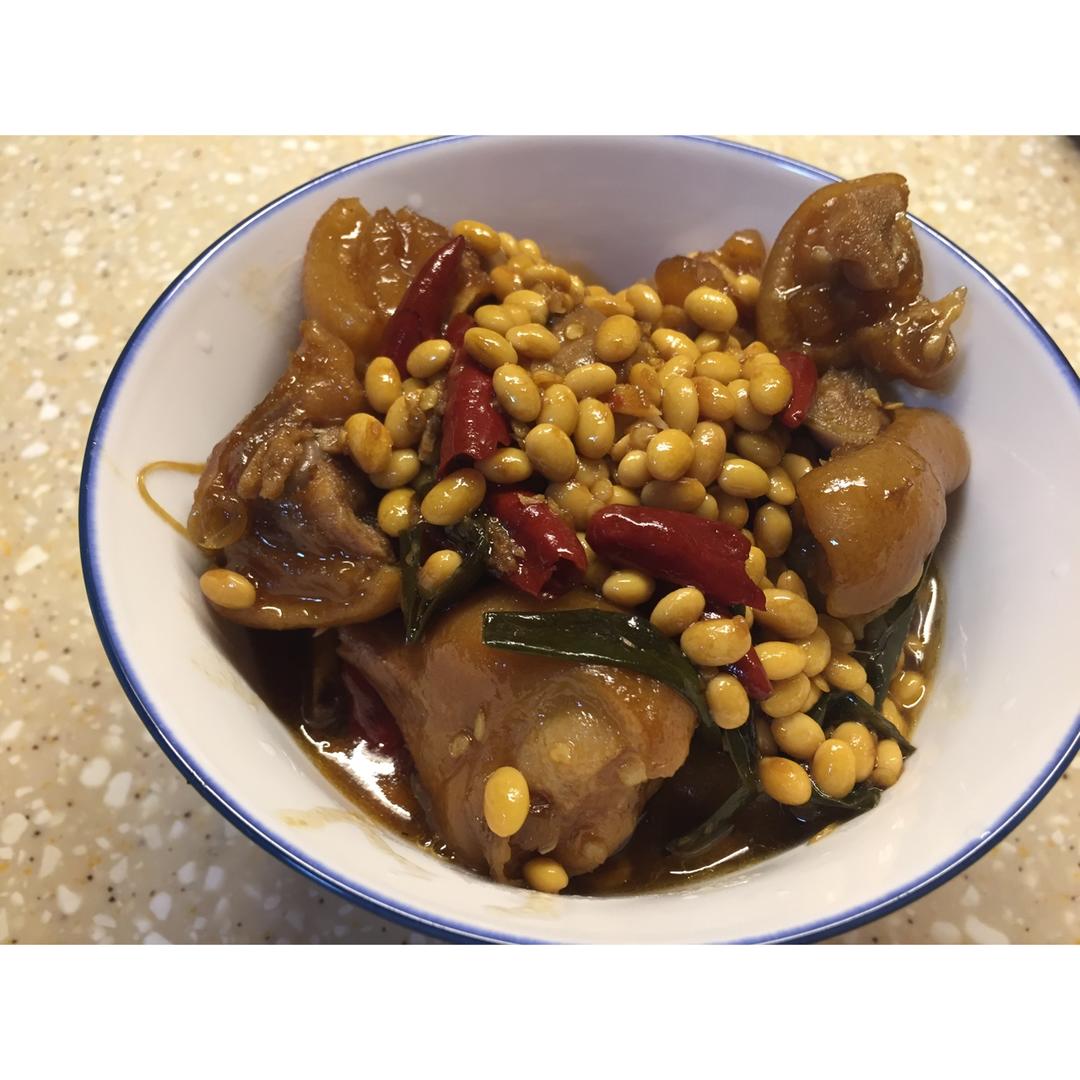 美味的黄豆炖猪蹄