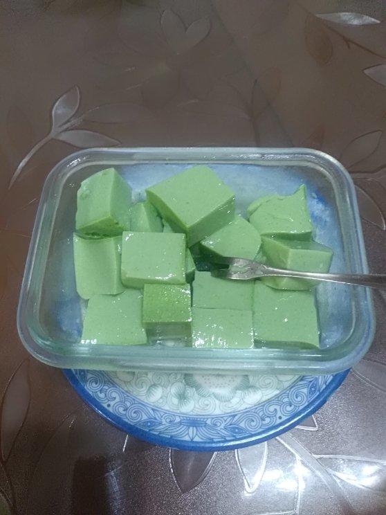 用黄瓜皮做的凉粉和面饼