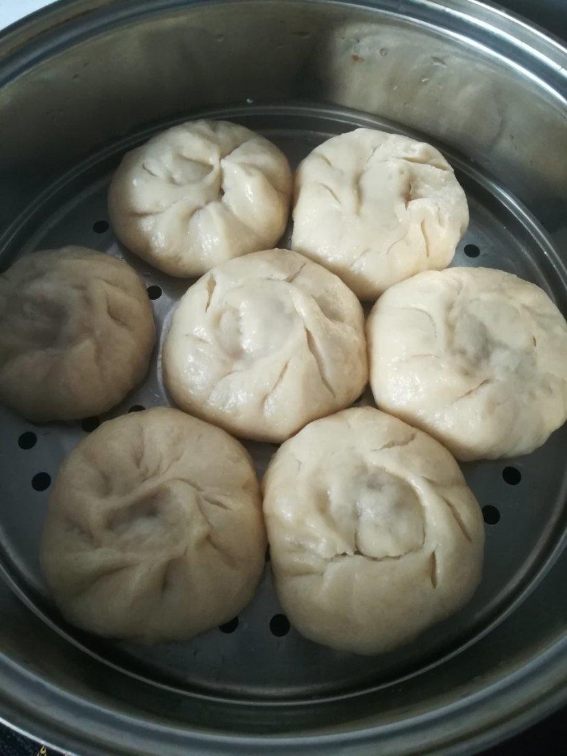 松软多汁的肉包子