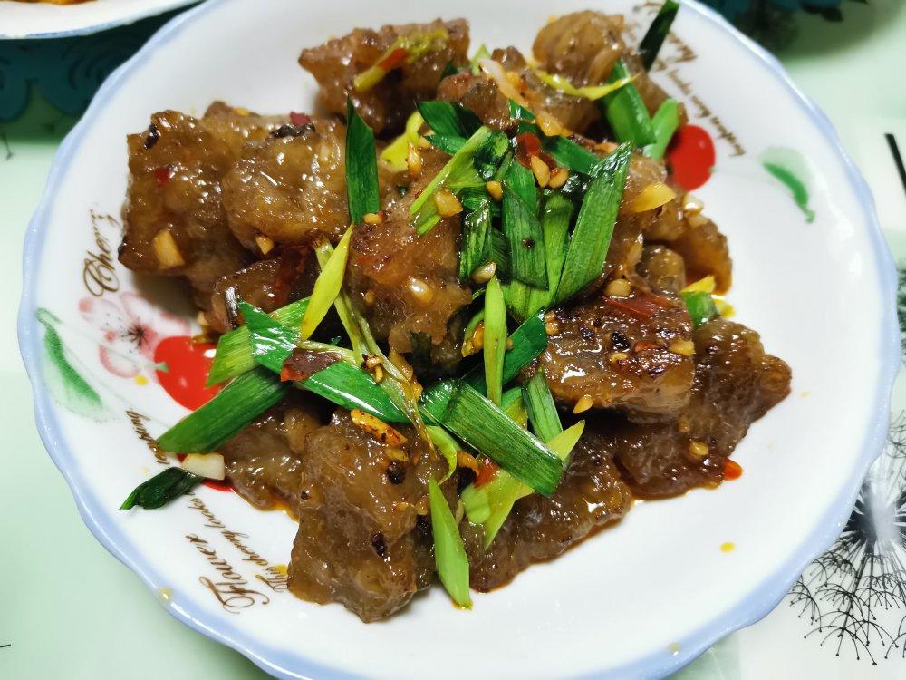 土豆妞遇上干豇豆做的自种蒜苗炒红薯粉坨坨