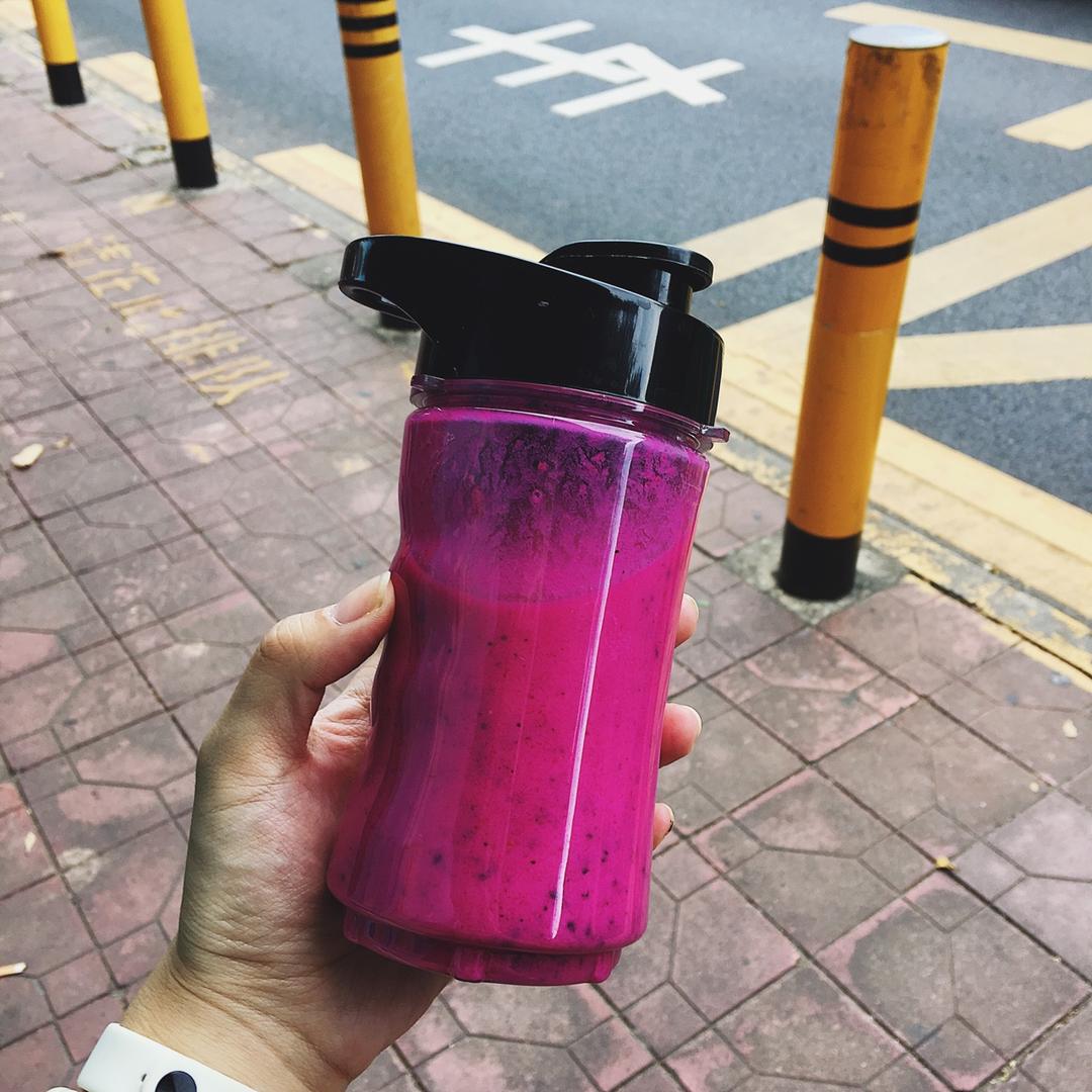 火龙果酸奶奶昔