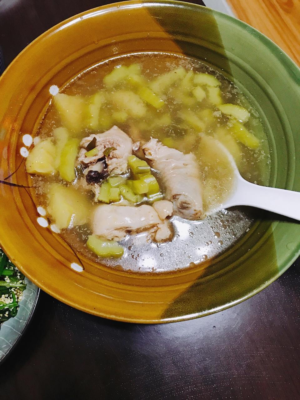 苦瓜菠萝鸡汤
苦瓜大逆袭～绝对诱惑你的味觉，以此送给对苦瓜矜持已久的你