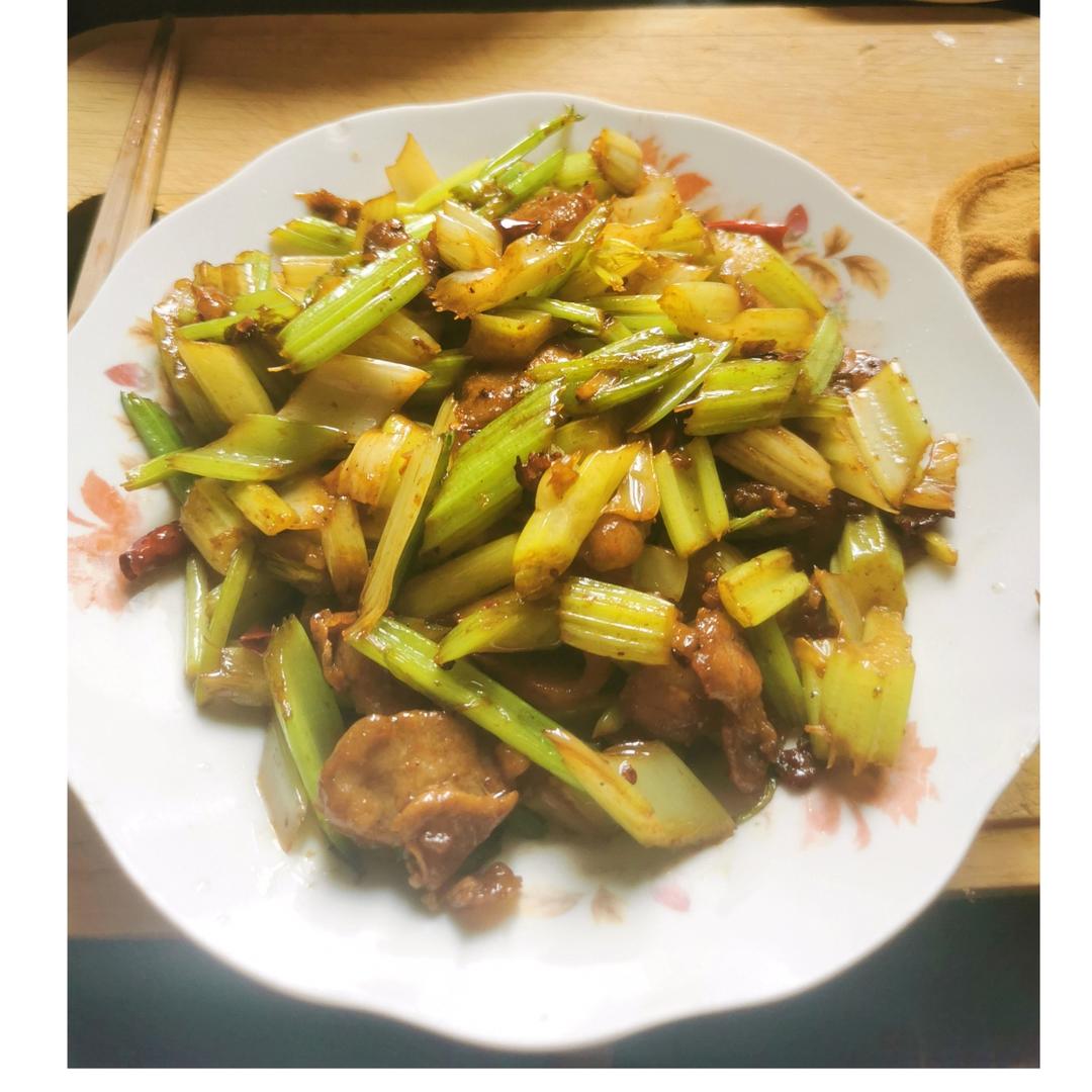 猪肉炒芹菜（小时候的家常菜）