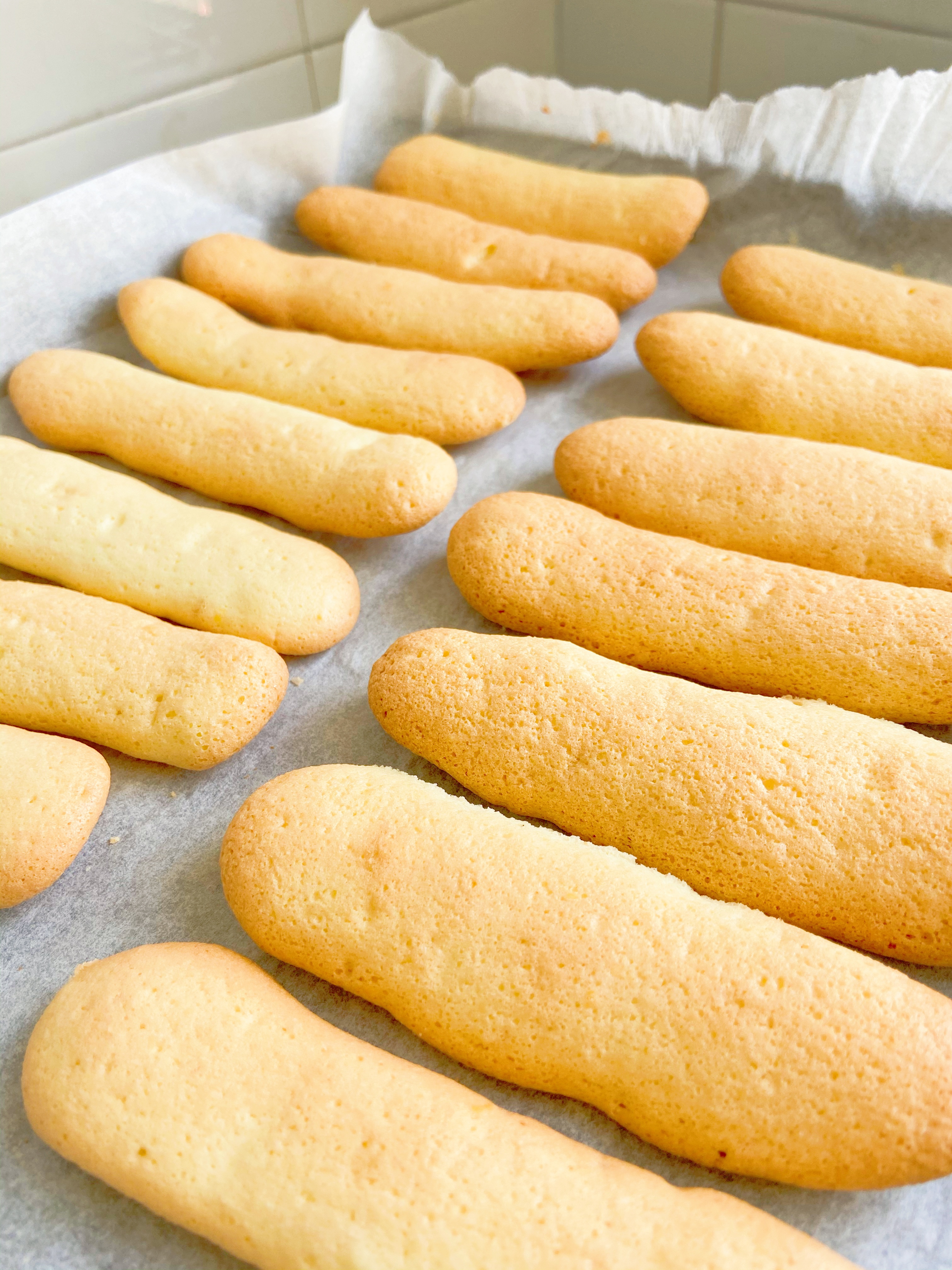 这是一款名字比配料还多的好吃但很简单的糕点😁😁😁    手指饼干、拇指饼干、长白糕、长寿糕（提拉米苏标配）的做法