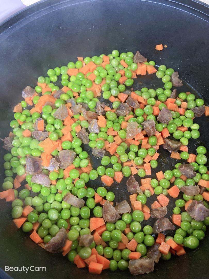 香喷喷滴😋“香肠豌豆洋芋焖饭”