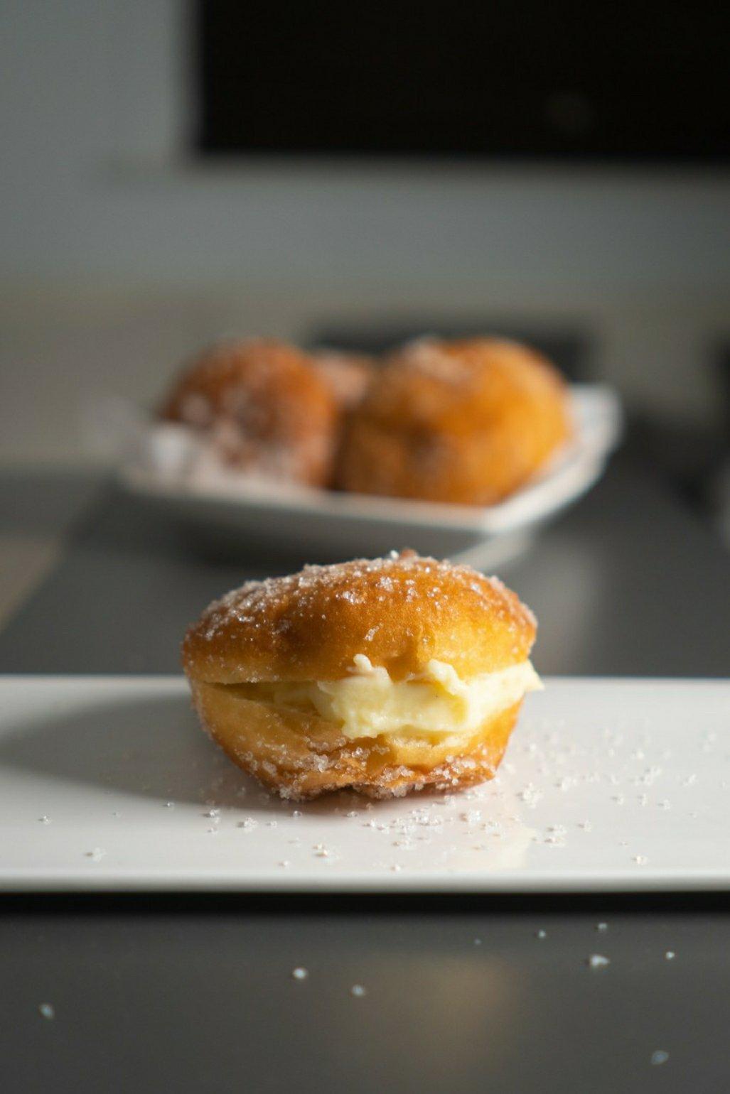 好吃到哭泣的甜甜圈VANILLA CREAM-FILLED DOUGHNUTS