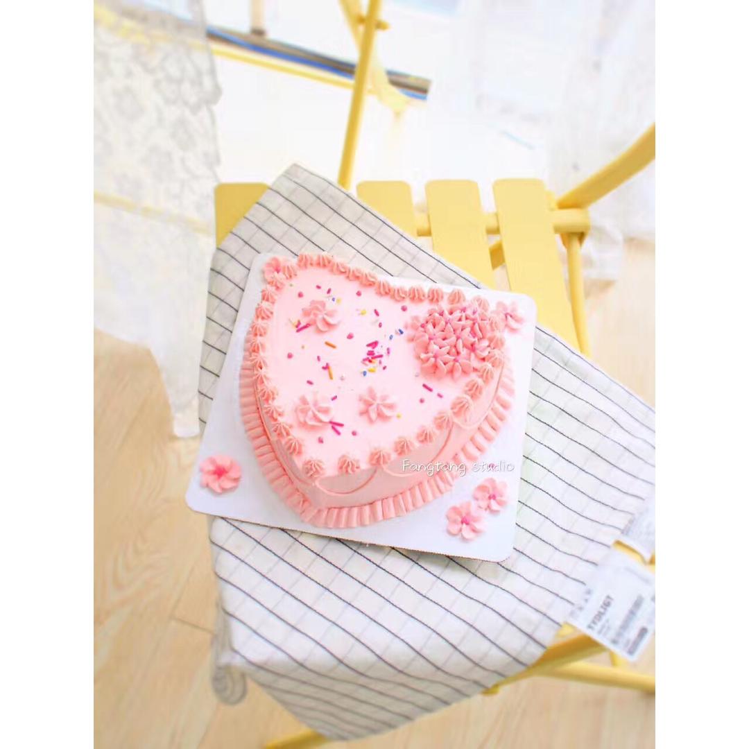 心形裱花奶油蛋糕