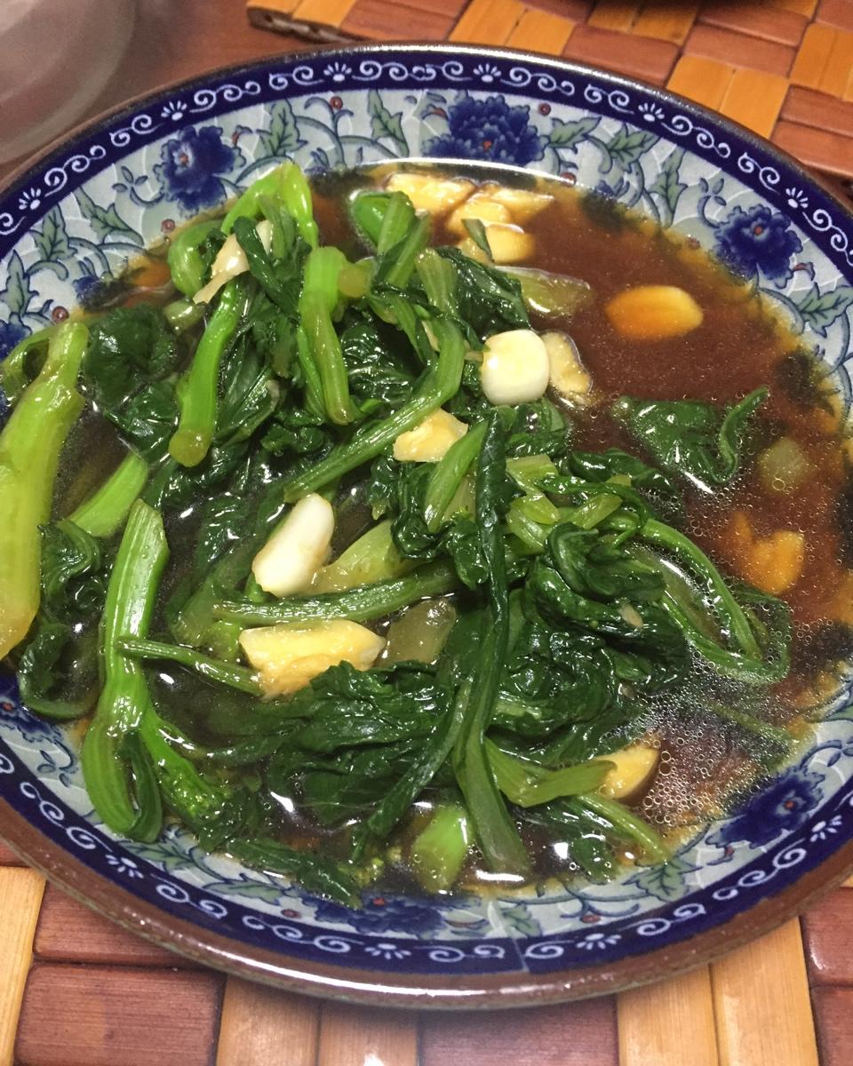 饭店水平的油淋蒜香菜心