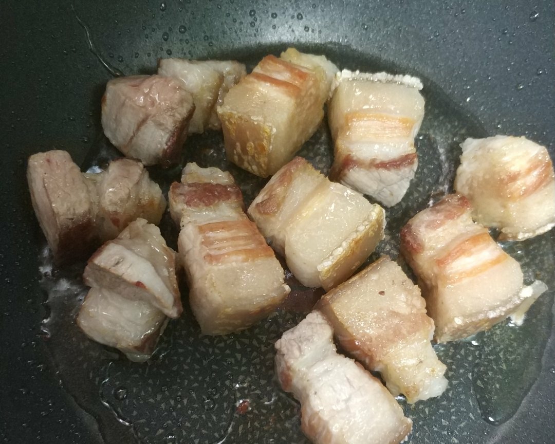 不放油杏鲍菇红烧肉土豆的做法 步骤2