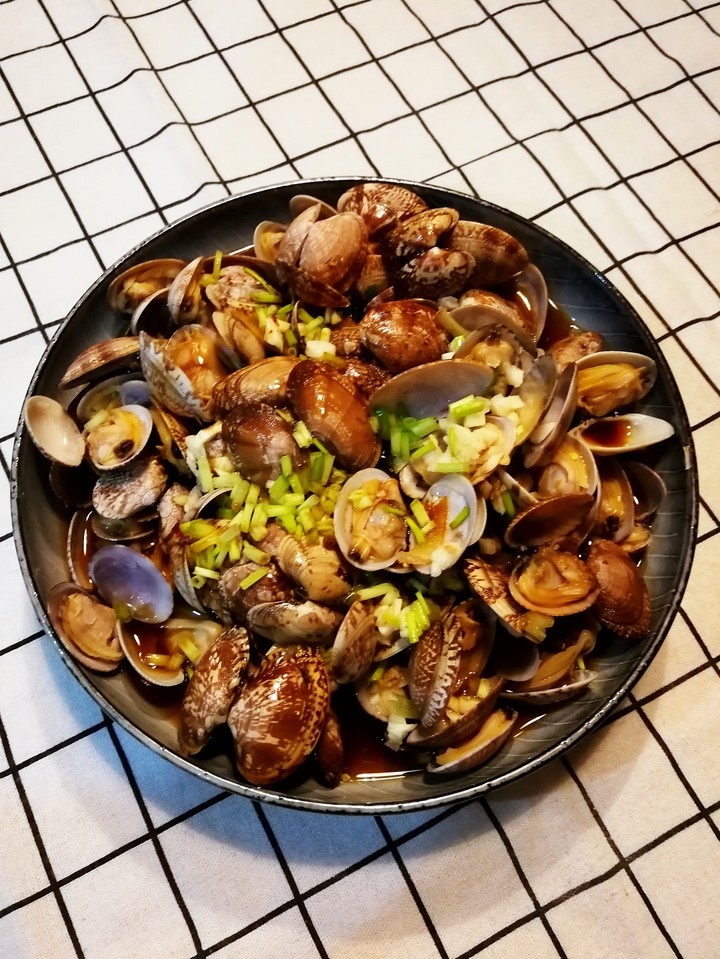 春天万物🌱生，此刻的贝类🐚也是最鲜嫩肥美时，简单的料理做👏一款“油淋花蛤”以显食物源味✨的做法