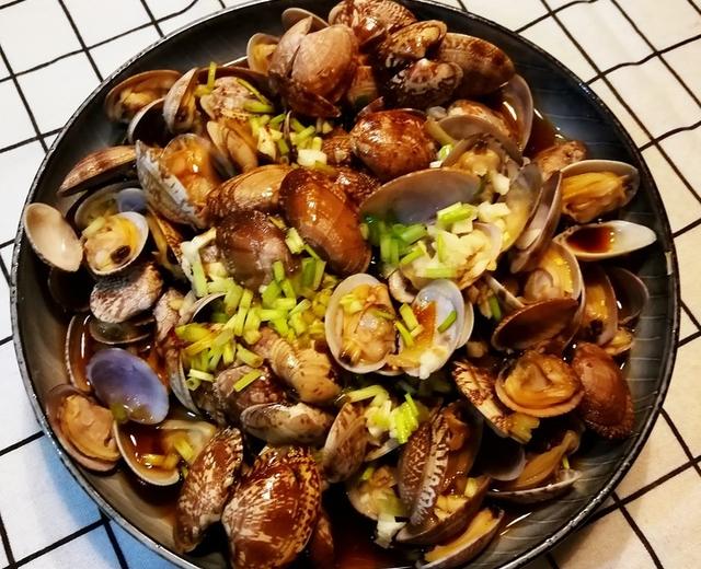 春天万物🌱生，此刻的贝类🐚也是最鲜嫩肥美时，简单的料理做👏一款“油淋花蛤”以显食物源味✨的做法
