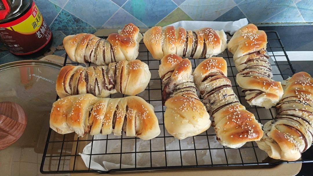 街头卖爆的毛毛虫豆沙面包