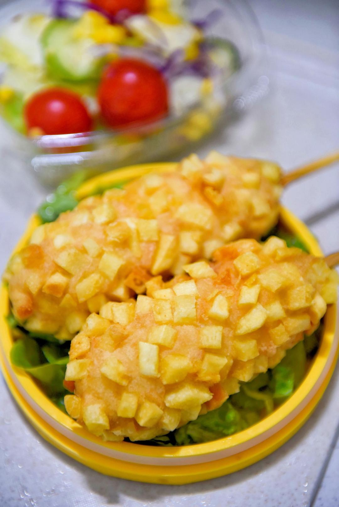 冬日精致快手下午茶（土豆芝士热狗棒沙拉 + 橙汁伏特加）