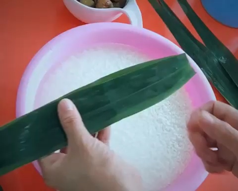 不用绳子的蜜枣粽子包法 （有视频）的做法 步骤5
