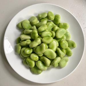春菜～蒜苔炒蚕豆的做法 步骤1
