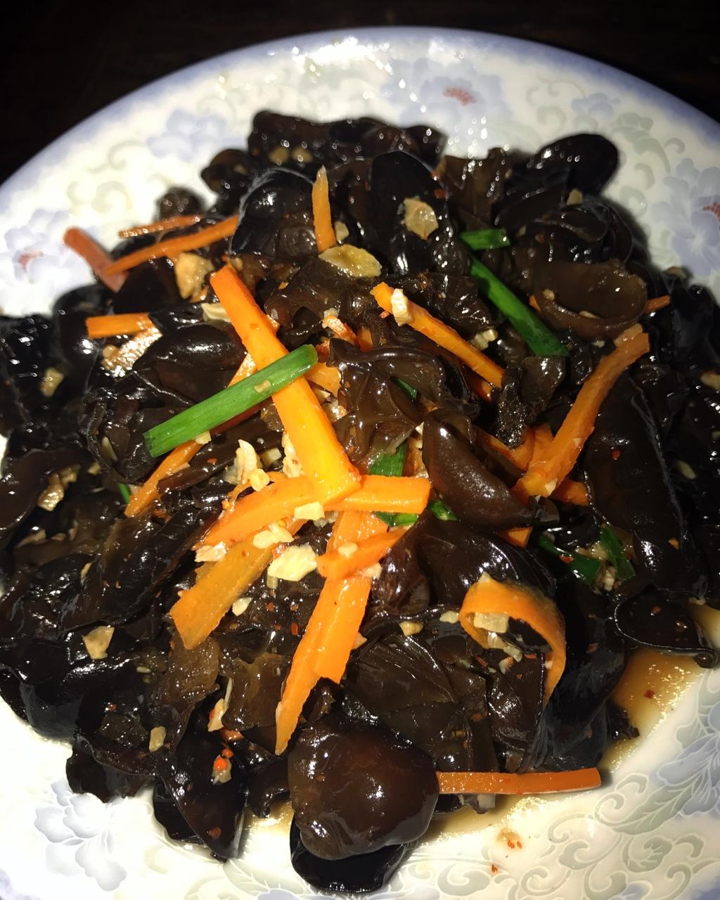 加油吧小丽做的凉拌胡萝卜黑木耳