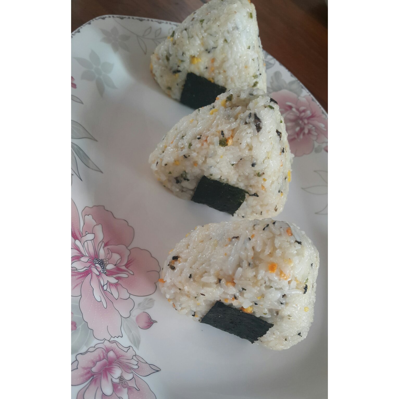 金枪鱼芝麻手捏饭团