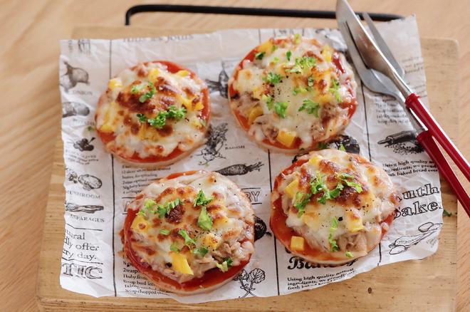 洋葱金枪鱼“披萨”的做法