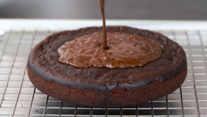 不用烤箱也能做，超软嫩的巧克力蛋糕（纯素）的做法 步骤12