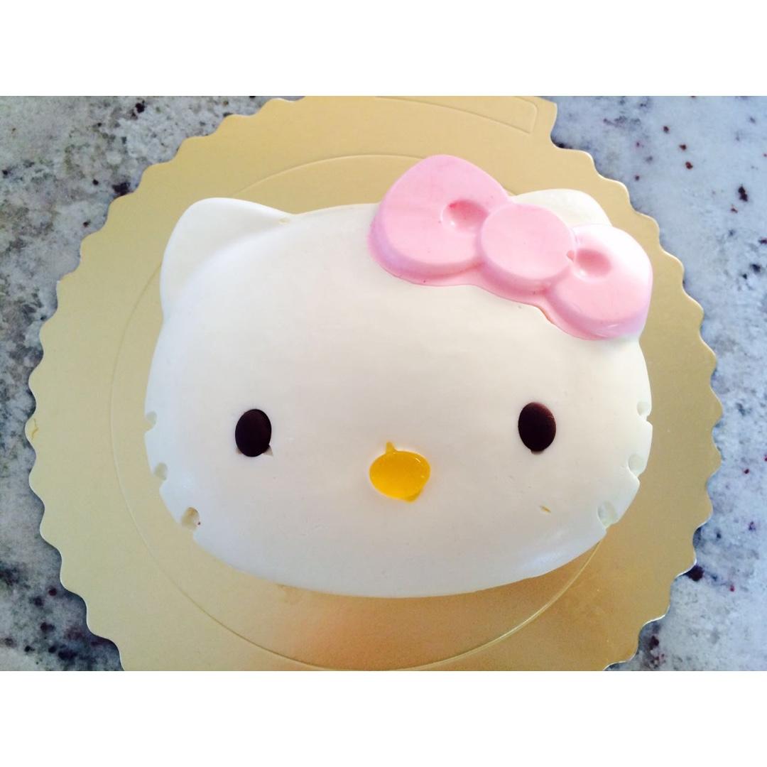 6寸kitty芝士慕斯蛋糕