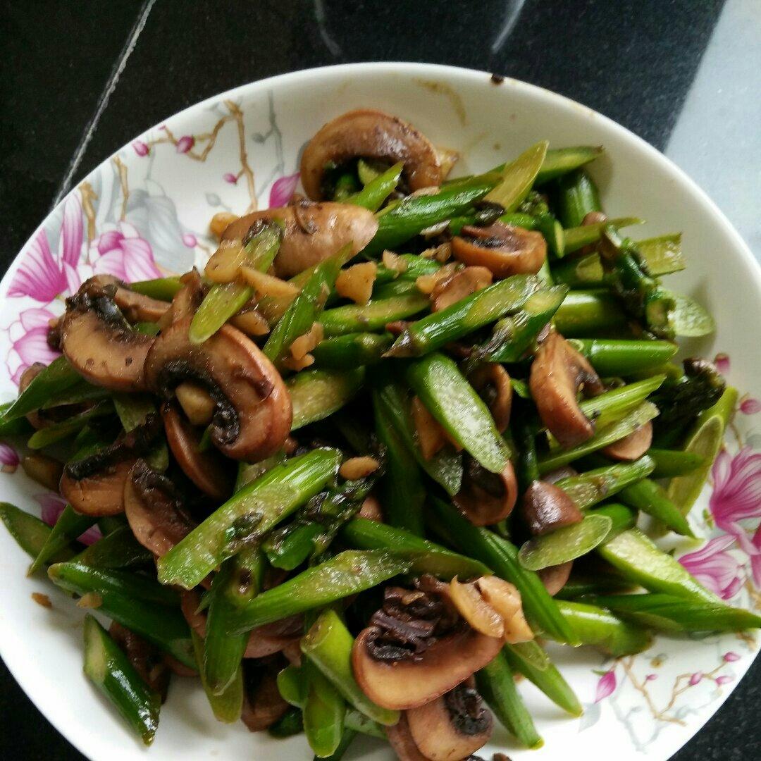 芦笋炒蘑菇