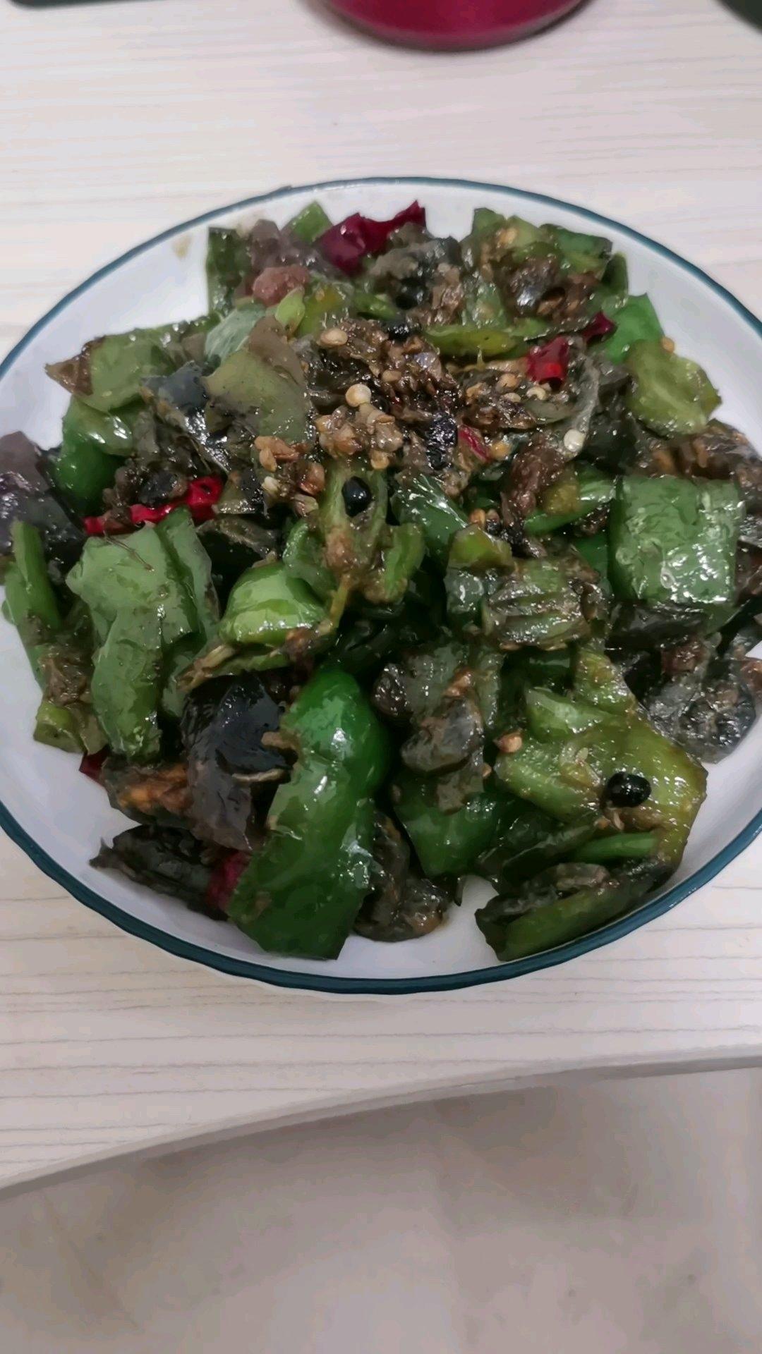 每个人都可以下三碗饭的辣椒擂皮蛋
