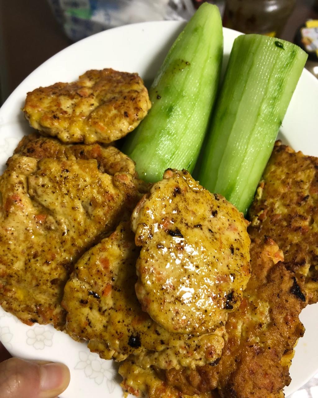 谢吟年做的干煎鸡肉饼-运动饮食