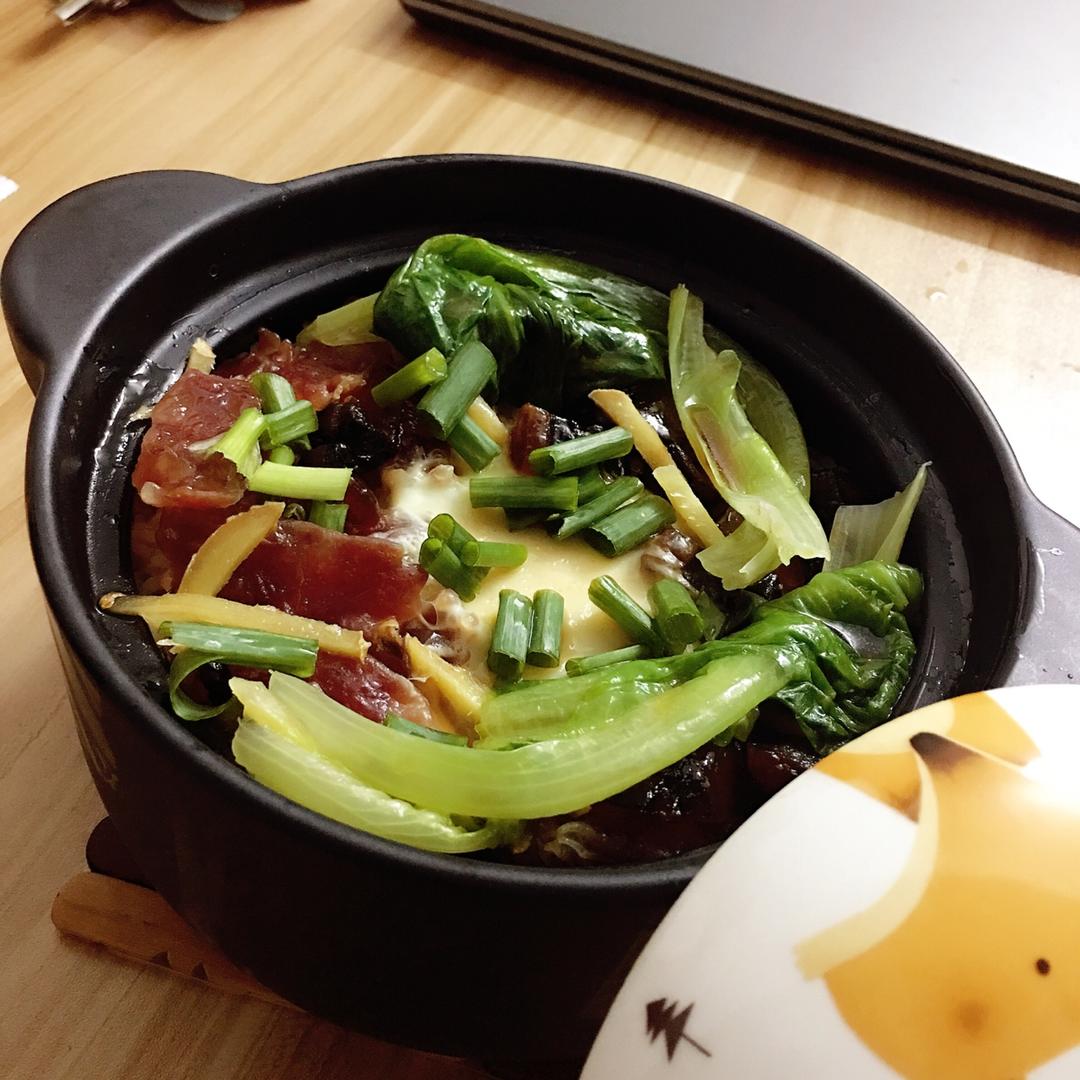 广式腊味煲仔饭