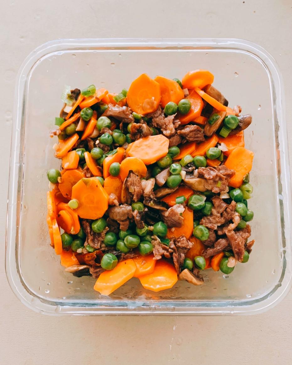 豌豆胡萝卜炒肉