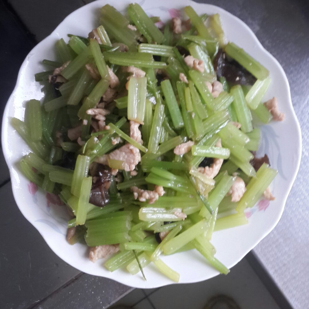 芹菜木耳炒肉丝