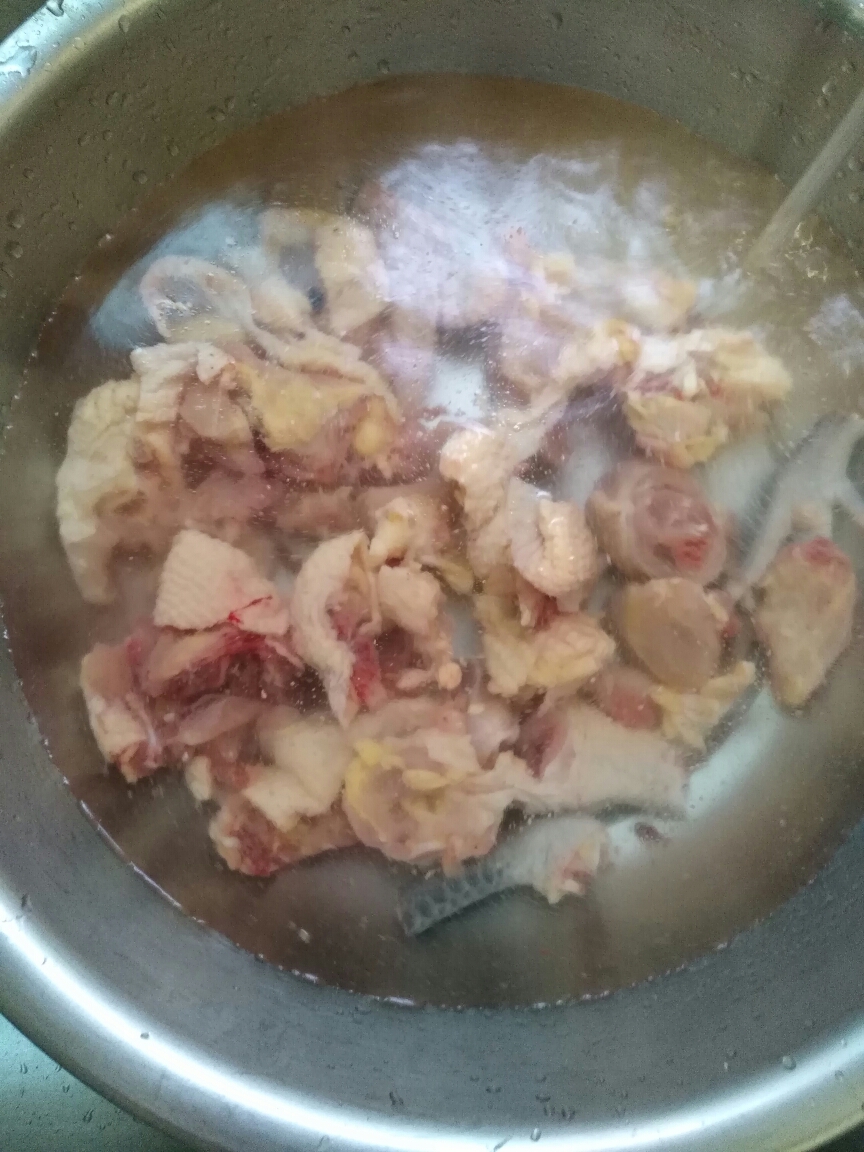 家常香菇土豆炖鸡的做法 步骤1
