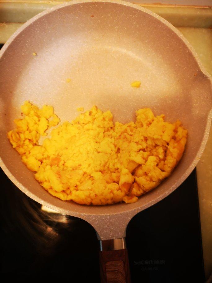 松软香甜的奶黄包，很快就可以搞定。