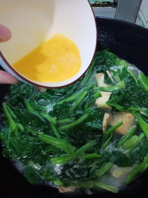 易做又清淡的，菠菜豆腐蛋花汤🍲的做法 步骤4