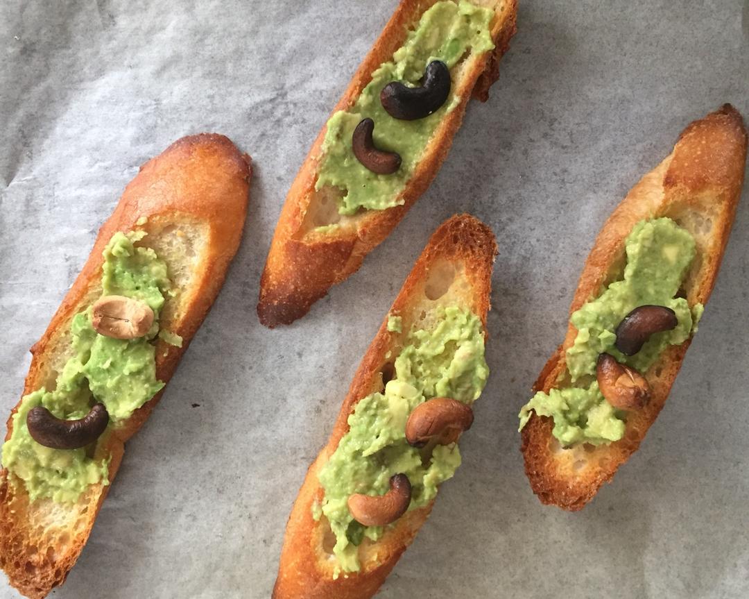 烤腰果牛油果酱00法棍 french baguette with guacamole &amp