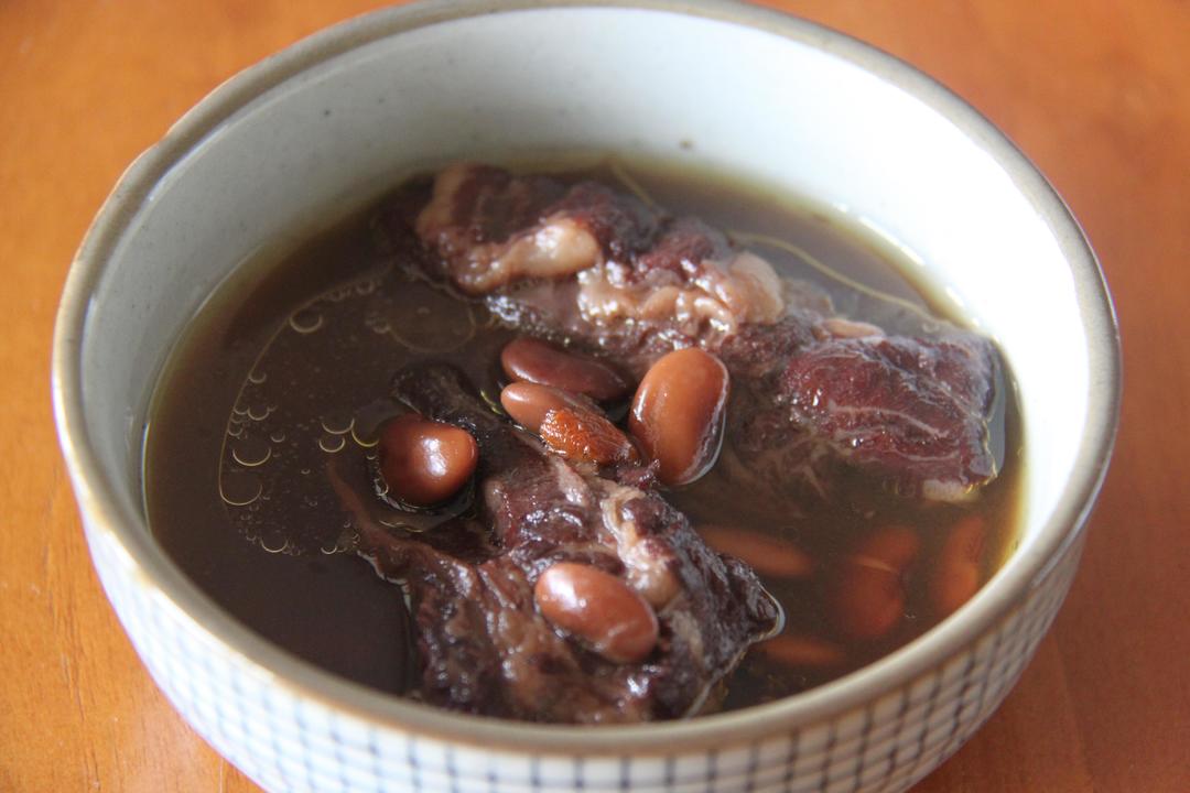 黑豆当归红酒焖牛肉的做法
