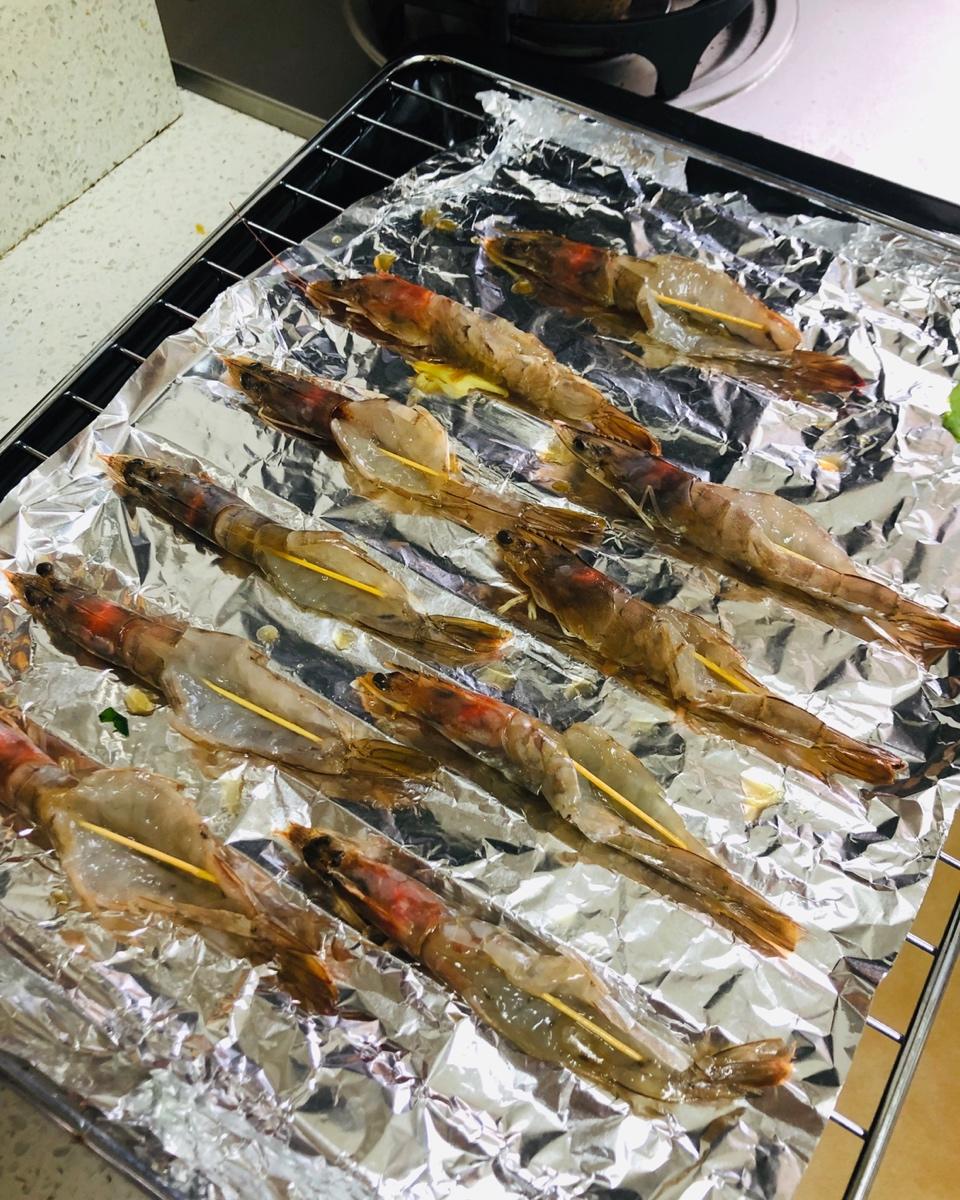 让你忍不住想吮指的——黑椒烤虾串