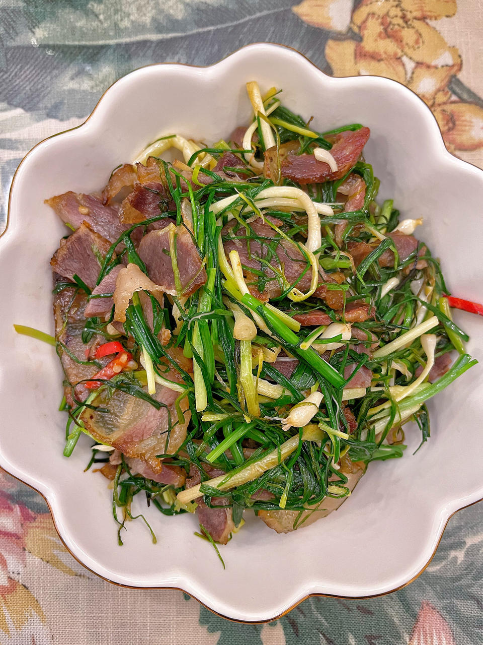 冬日必做的一道菜，野葱炒腊肉。